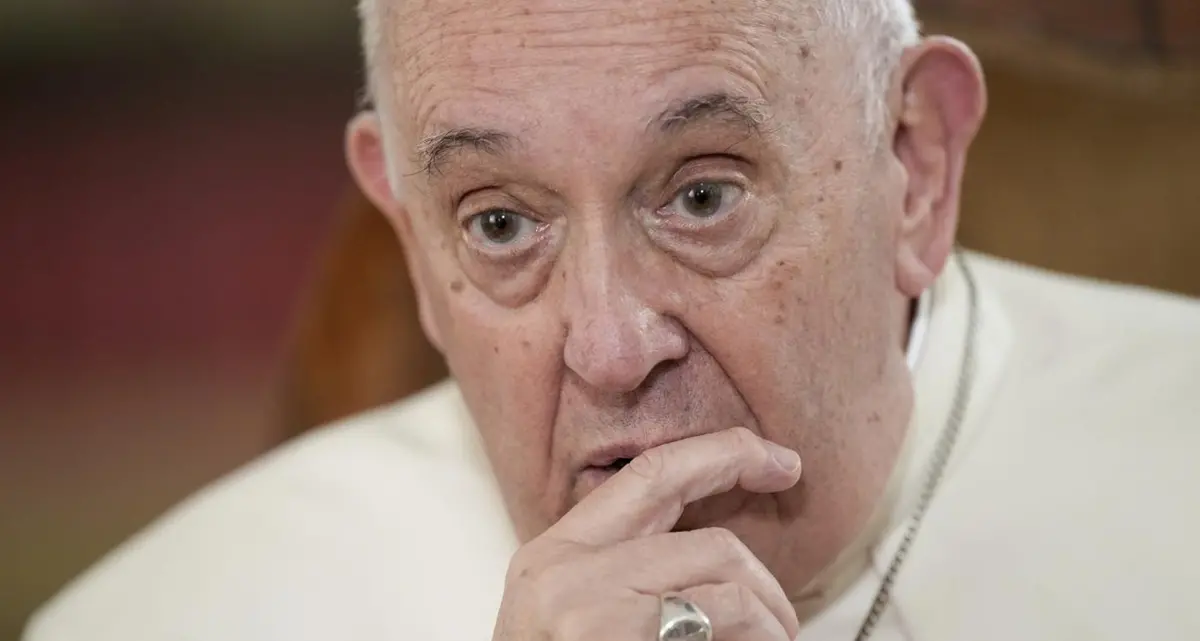 Il monito di Papa Francesco: «Essere omosessuali non è un crimine»