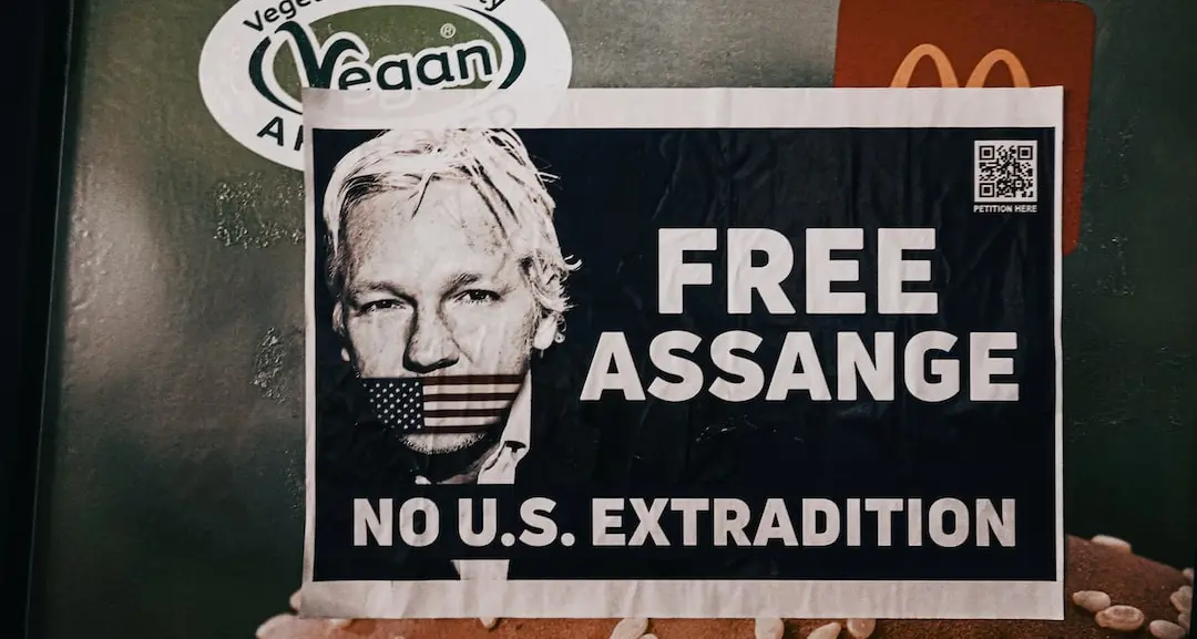 Beppe Grillo al fianco di Assange: «Stop al procedimento contro di lui, ma Biden tace...»