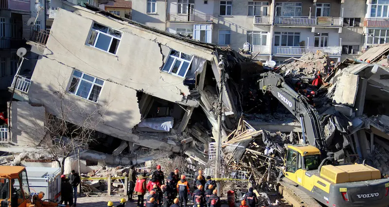 Terremoto in Turchia, 21 morti e più di mille feriti