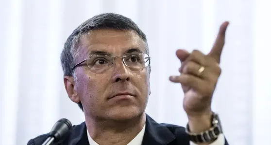 Una \"manina\" toglie i poteri a Cantone ma il governo non sapeva