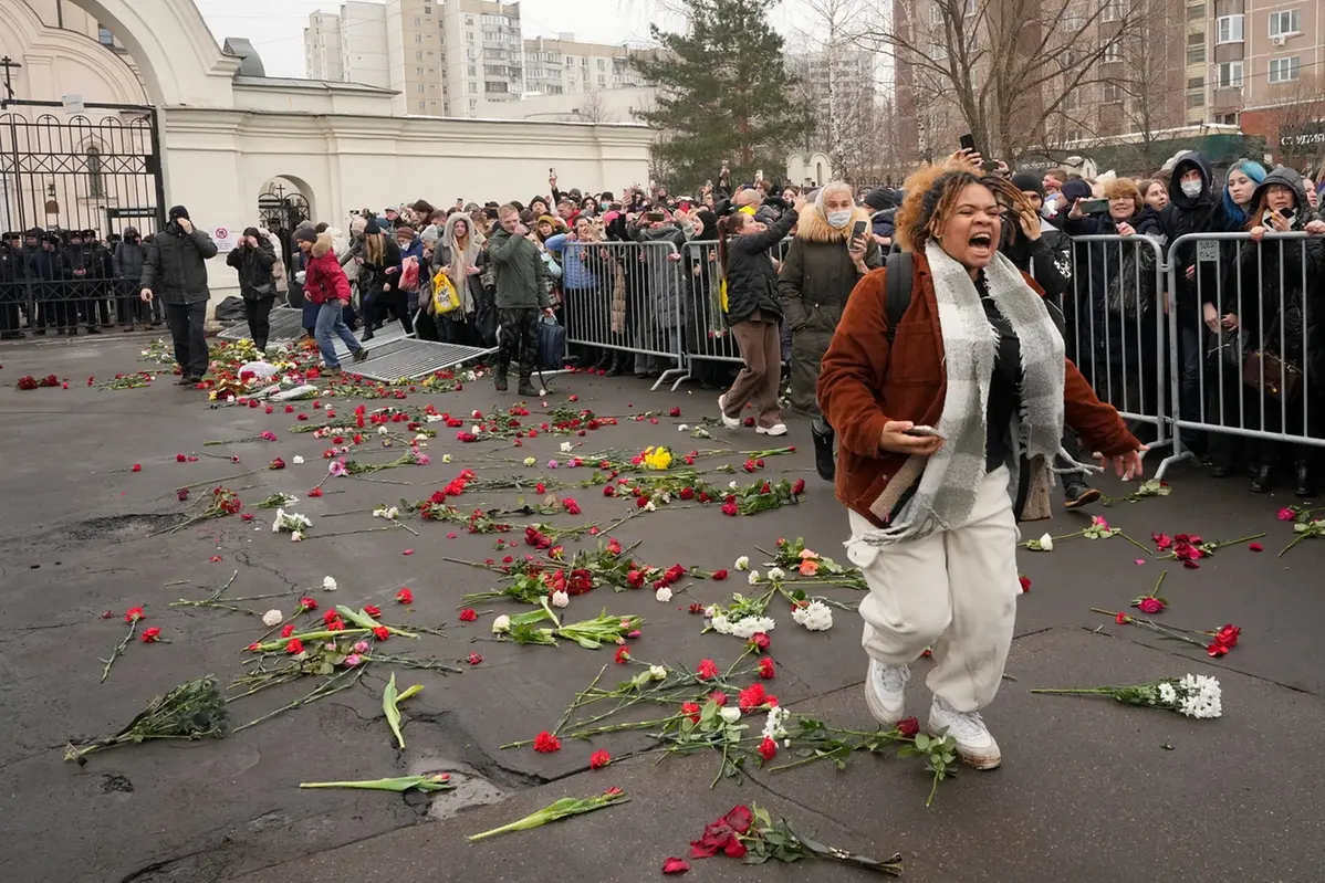 Funerali di Navalny, lacrime e rabbia contro “zar” Putin
