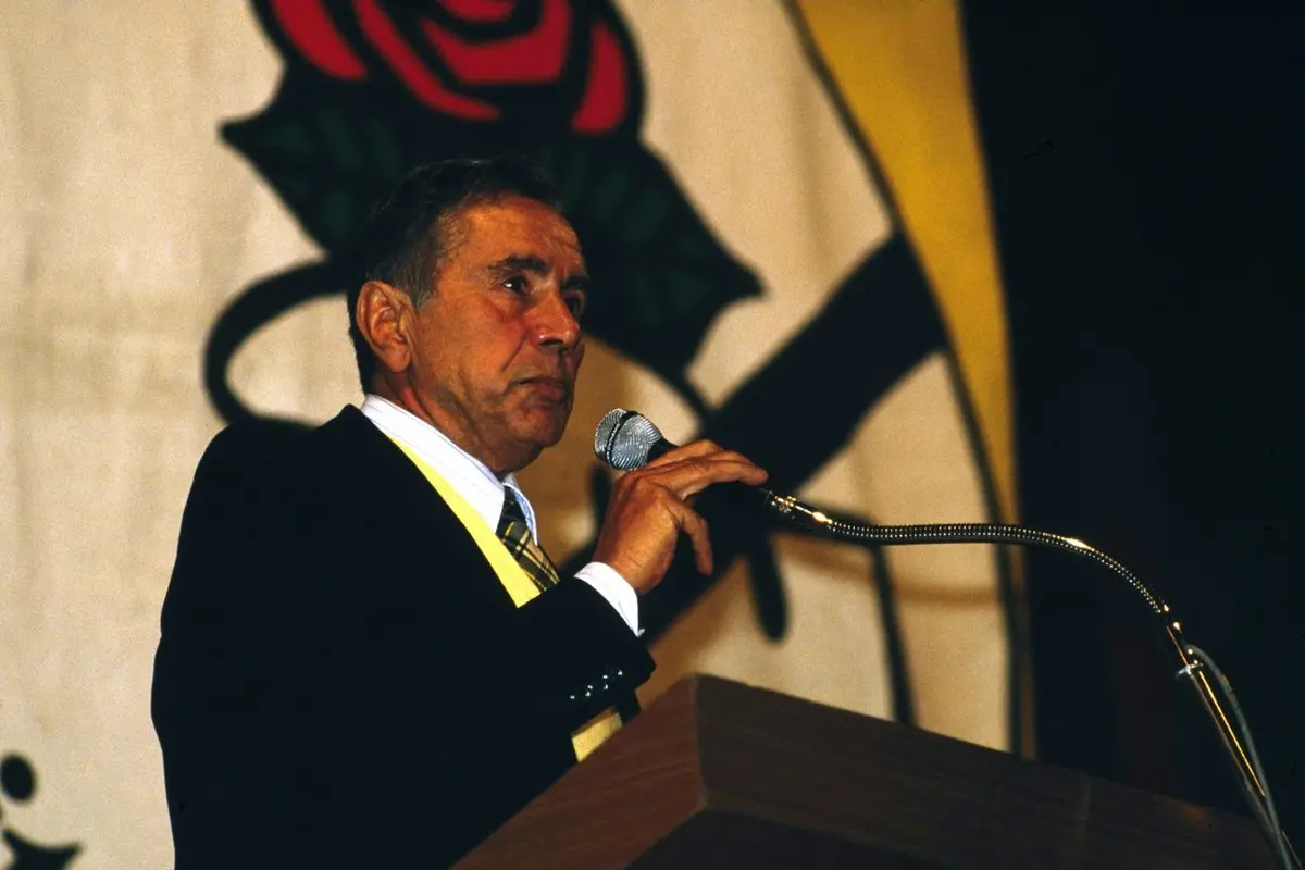 Enzo Tortora nella foto: il giornalista e presentatore televisivo Enzo Tortora in campagna elettorale con il Partito Radicale