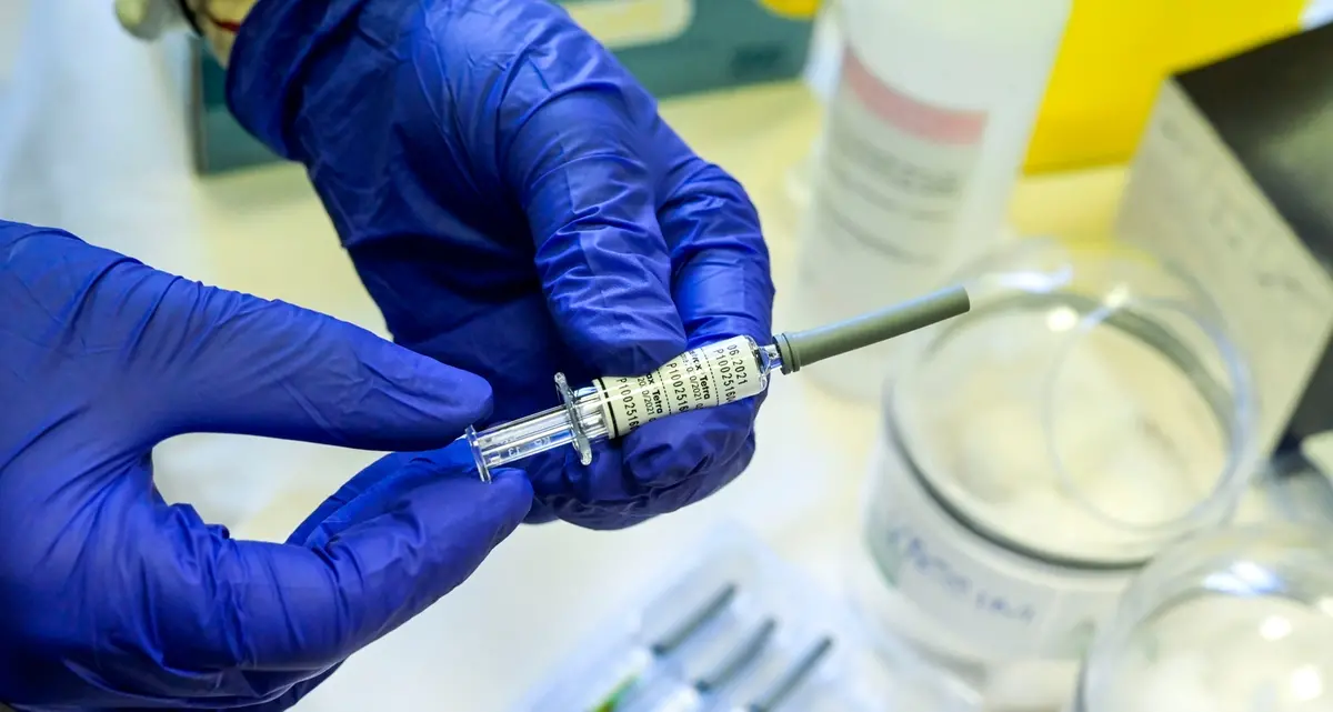 Vaccino anti Covid entro novembre? Pfizer dice sì (e Burioni esulta)