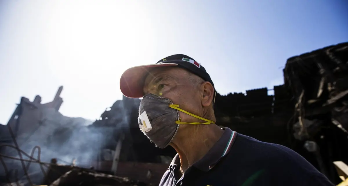 Incendio a Pomezia, c’è già chi parla di «disastro ambientale irreparabile»