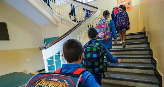 Inizia la scuola, senza prof e con pochi banchi...