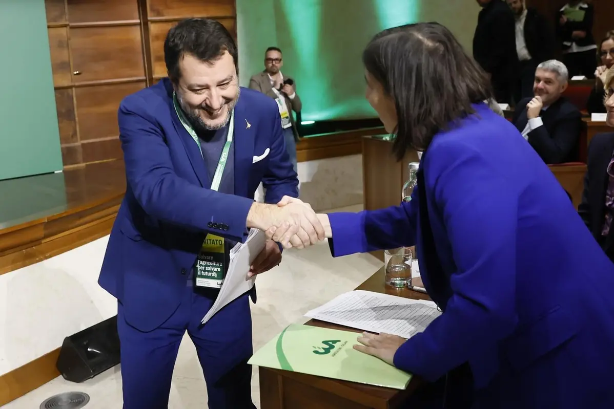 La stretta di mano tra Matteo Salvini e Elly Schlein
