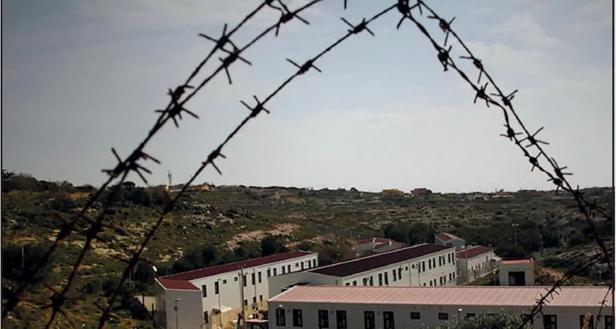 Nell'hotspot di Lampedusa tra degrado e disumanità