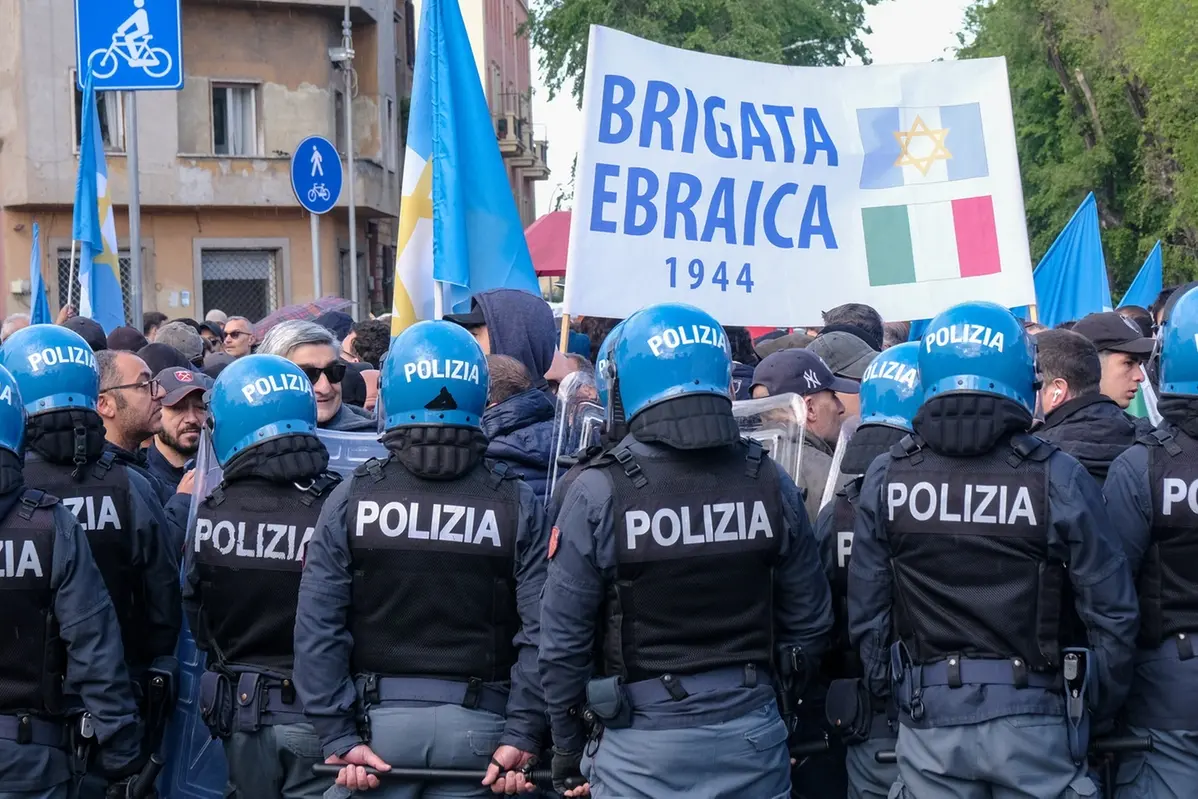 Festa del 25 Aprile, scontro a Roma tra i manifestanti pro Palestina e Brigata Ebraica. Sassi contro cronisti – FOTO