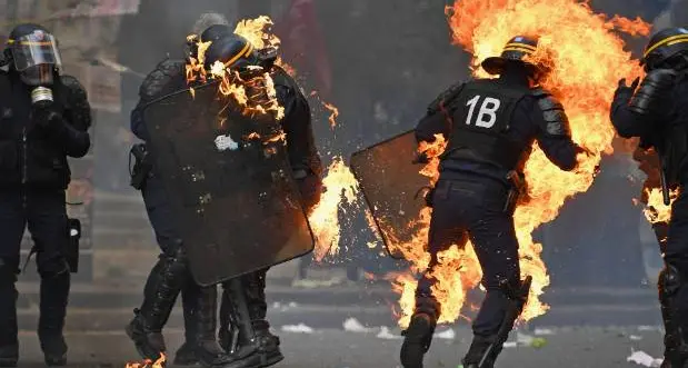 Primo maggio di guerriglia: scontri a Parigi e Istanbul