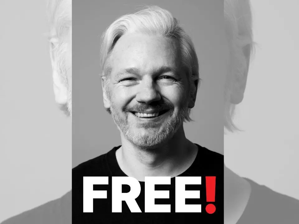 Assange liberato dopo accordo con gli Usa, le immagini della partenza verso l'Australia