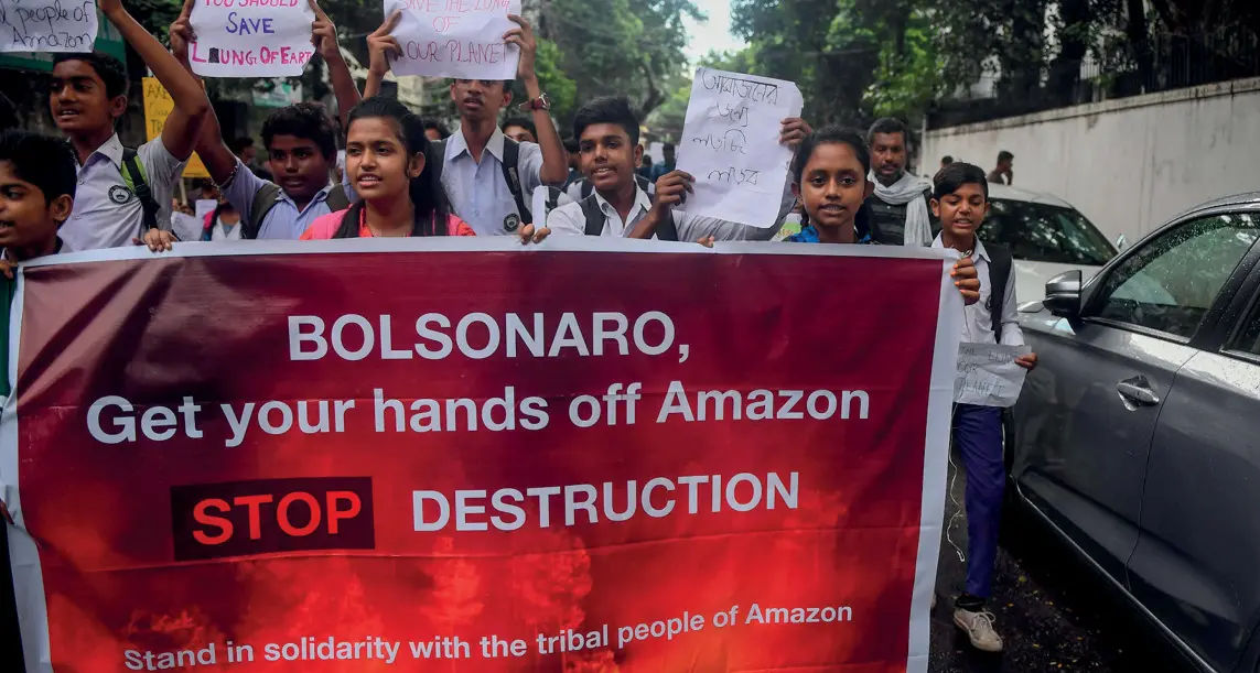 Amazzonia, gli avvocati denunciano Bolsonaro: «Crimini ambientali»