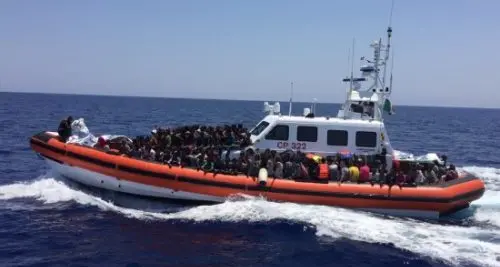 Dramma nel Mediterraneo, si rovescia una barca con 50 migranti vicino Lampedusa