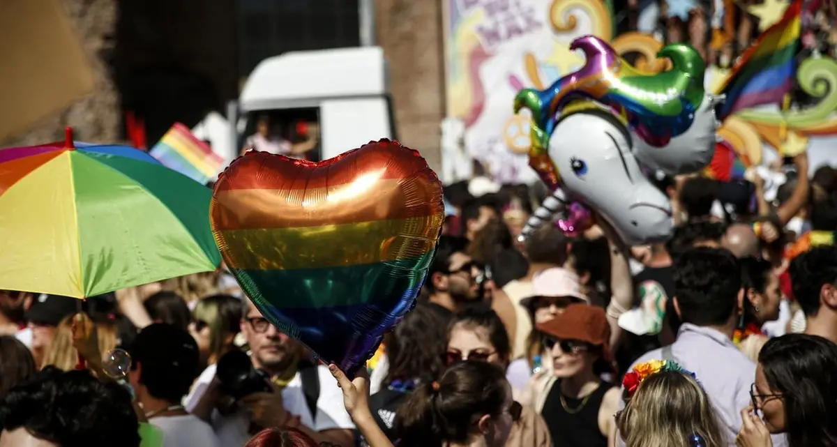 Roma Pride, la Regione Lazio revoca il patrocinio: “Nessun sostegno a chi promuover l’utero in affitto”
