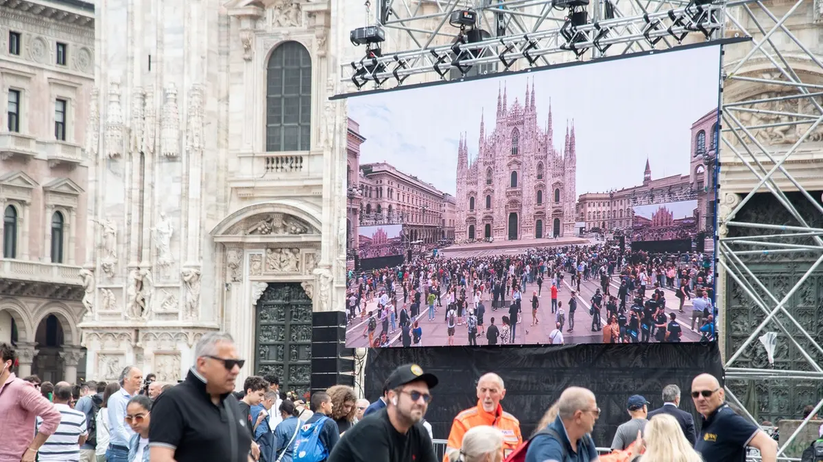 L'addio a Silvio Berlusconi, fiume di gente in Piazza Duomo per l'ultimo saluto al presidente di Forza Italia