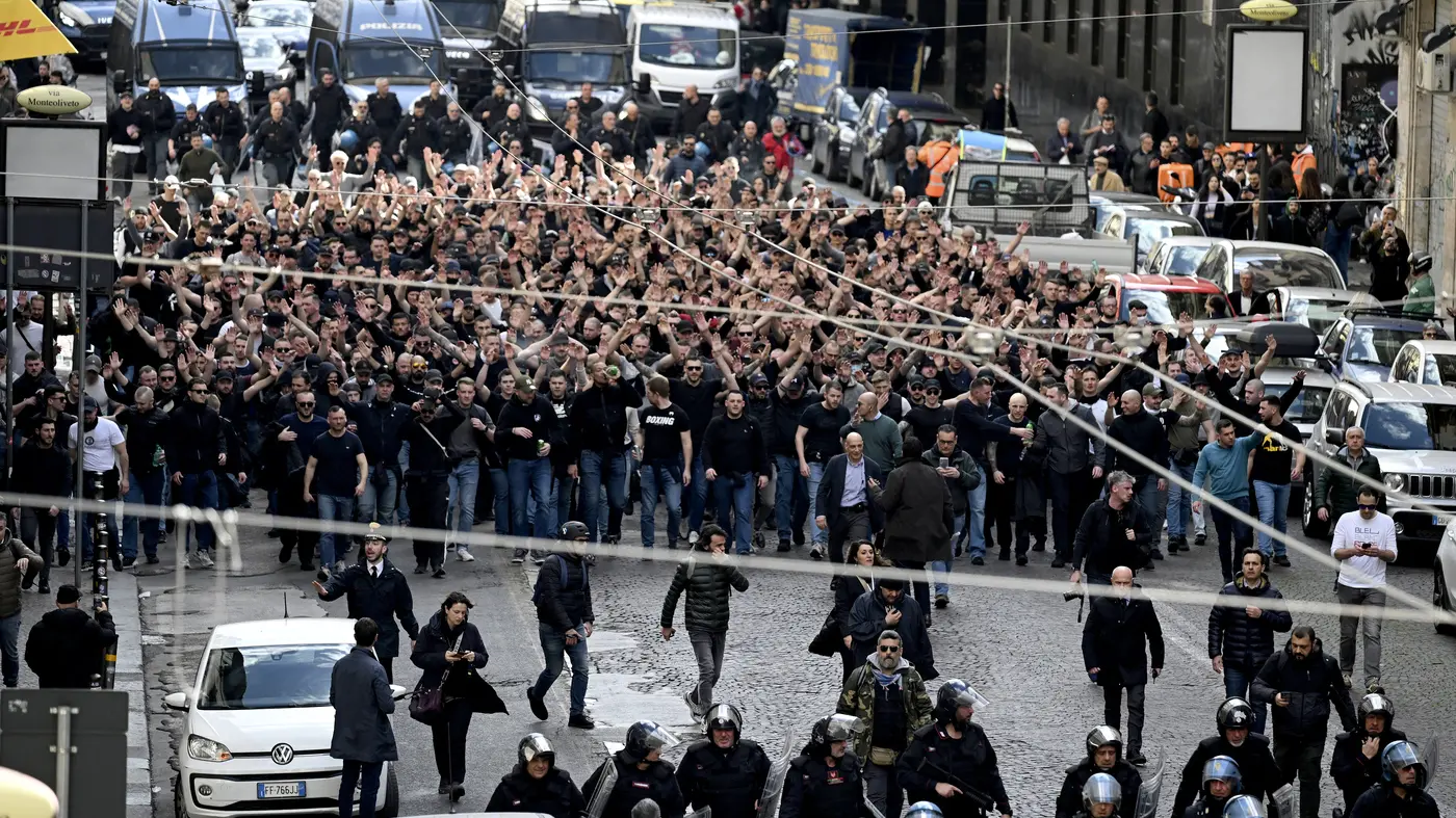 Napoli, caos e scontri con i tifosi dell’Eintracht