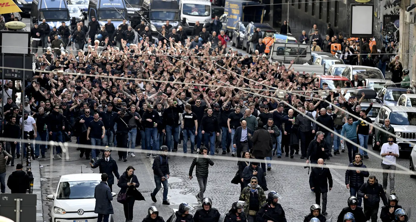 Napoli, caos e scontri con i tifosi dell’Eintracht