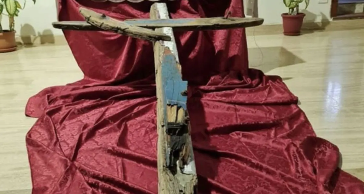 Via Crucis con la croce di legno in ricordo dei migranti morti in mare