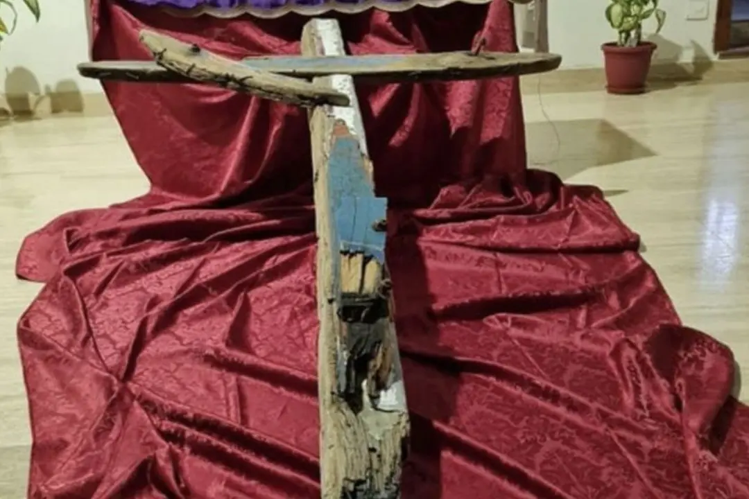 La croce di legno realizzata con i resti della barca naugrata a largo di Crotone