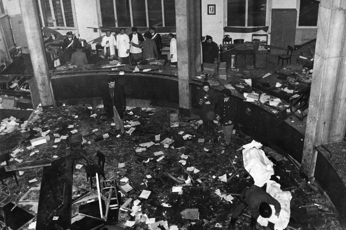 La strage di piazza Fontana fu conseguenza di un grave attentato terroristico compiuto il 12 dicembre 1969 nel centro di Milano. Viene da molti ritenuta, convenzionalmente, l\\'inizio del periodo passato alla storia in Italia come strategia della tensione , LaPresse