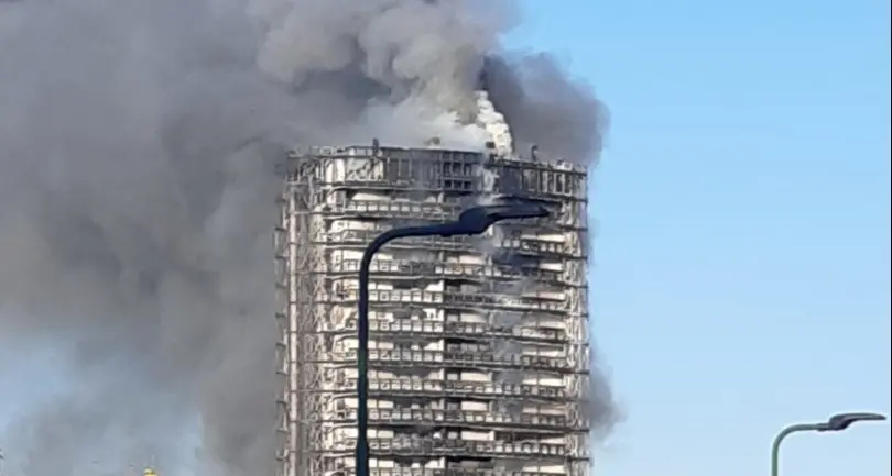 A fuoco uno dei grattacieli di Milano, decine di evacuati
