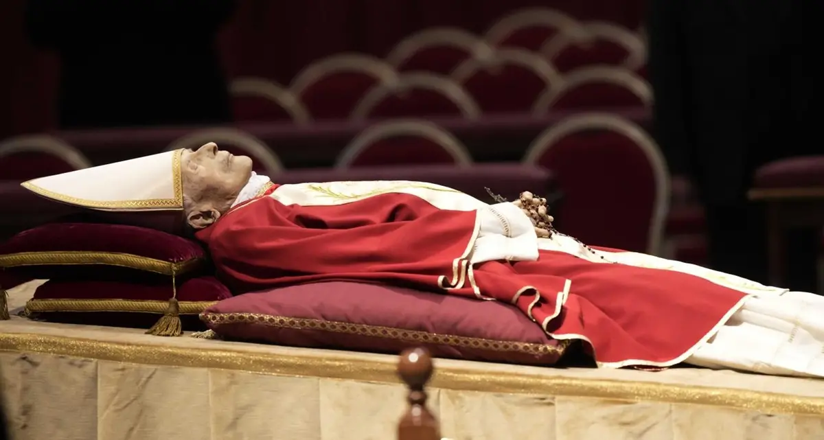 Addio a Papa Benedetto XVI centinaia di persone per rendere omaggio a Joseph Ratzinger – FOTO
