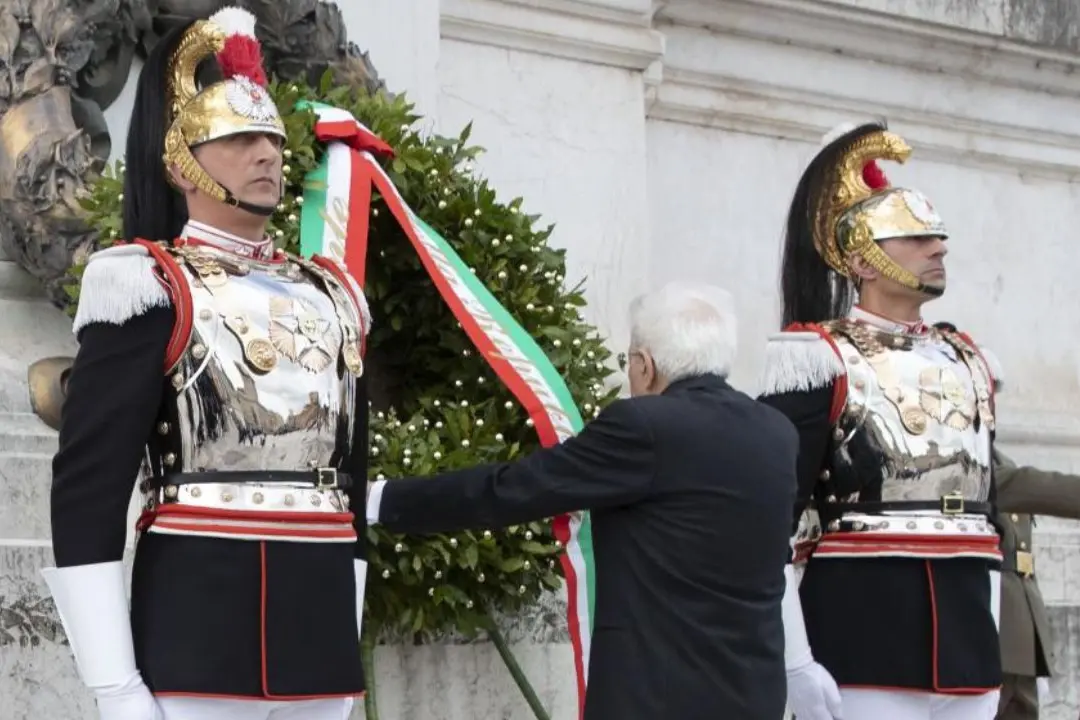 Il Presidente della Repubblica Sergio Mattarella in occasione della deposizione di una corona d\\u2019alloro sulla Tomba del Milite Ignoto, nel 78\\u00B0 anniversario della Liberazione