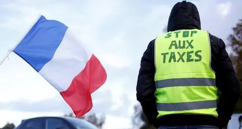 I gilet gialli sfidano Macron e marciano su Parigi