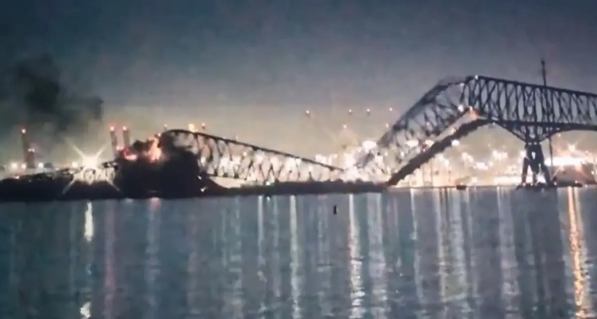 Crolla la sezione di uno dei principali ponti di Baltimora: si temono vittime