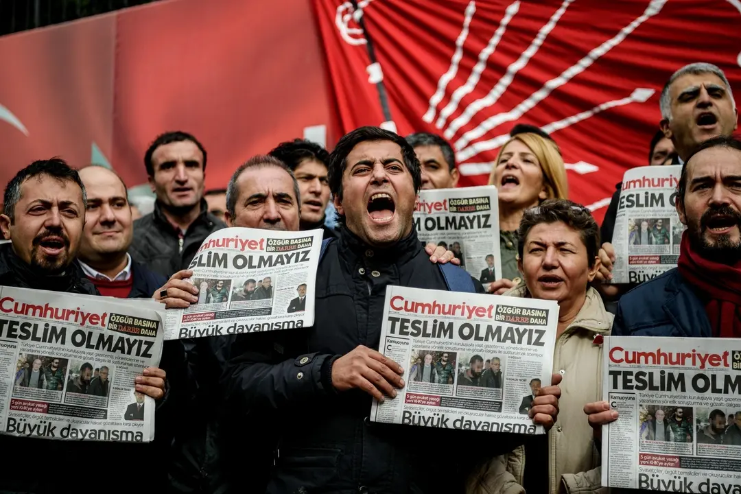 La protesta dei giornalisti di \"Cumhuriyet\" dopo l\\'arresto del loro direttore e di una dozzina di colleghi