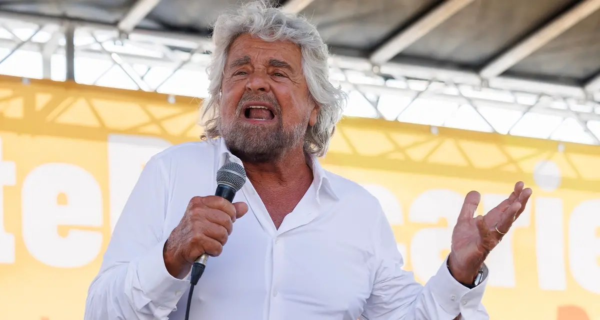 La “boutade” di Beppe Grillo: «Scherzavo sul passamontagna, fermatevi!»