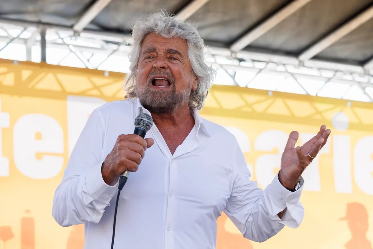 Beppe Grillo durante la manifestazione contro il lavoro precario organizzata dal Movimento 5 Stelle
