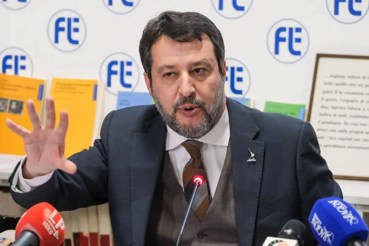 Matteo Salvini durante il suo intervento difende l\\u2019operato della Guardia Costiera