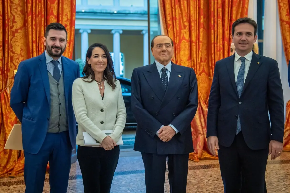 Il presidente di Forza Italia Silvio Berlusconi insieme alla senatrice Ronzulli, al deputato Cattaneo ed Alberto Villa