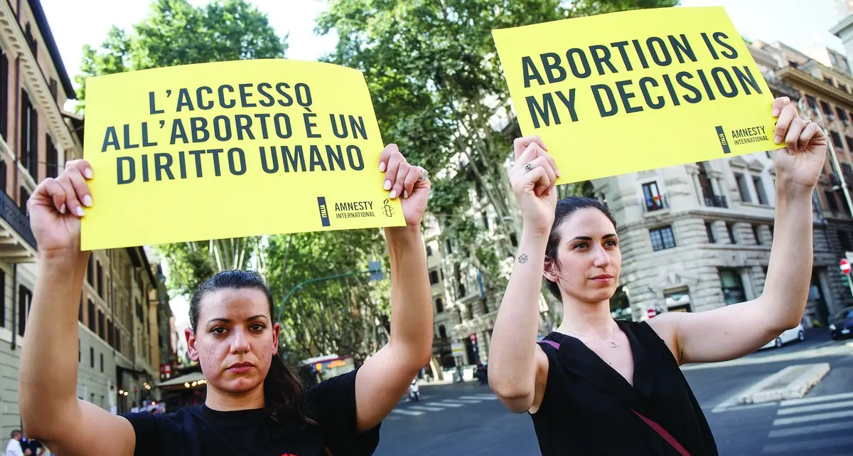 Pro-vita nei consultori: l’aborto ora divide la maggioranza