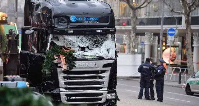 Incubo a Berlino, camion falcia il mercatino: 12 morti, 48 feriti. Arrestato \"l'uomo sbagliato\"