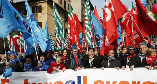 Sindacati in marcia a Reggio Calabria: «Vogliamo risposte o sarà sciopero generale»