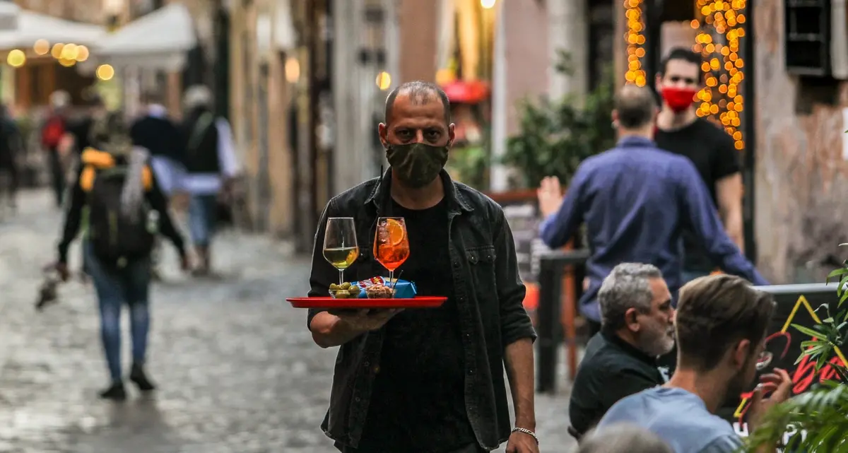 Beffa al coprifuoco: così da Catanzaro a Bologna i bar aggirano il Dpcm