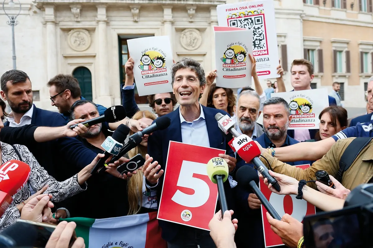 Riccardo Magi con il comitato per il referendum sulla cittadinanza festeggia davanti a Montecitorio il raggiungimento delle 5 00 000 Firme per la proposta di referendum per portare l\\u2019obbligo di residenza dei cittadini stranieri da 10 a 5 anni per poter avere la cittadinanza - Italiana Politica - Roma, Italia - Marted\\u00EC , 24 Settembre 2024 (foto Cecilia Fabiano/LaPresse) Riccardo Magi with the committee for the referendum on citizenship celebrates in front of Montecitorio the achievement of 5 00 000 signatures for the referendum proposal to reduce the obligation of residence for foreign citizens from 10 to 5 years in order to obtain citizenship - Politics - Rome, Italy - Monday\\u2014 Politics \\u2014 Rome, Italy \\u2014 Rome , Italy - Tuesday September 24 , 2024 (photo Cecilia Fabiano / LaPresse) , LaPresse