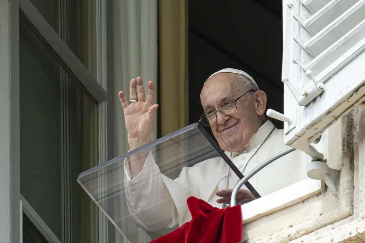 Papa Francesco si affaccia da Santa Marta