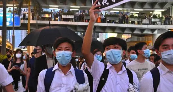 Hong Kong, maschere proibite nei cortei