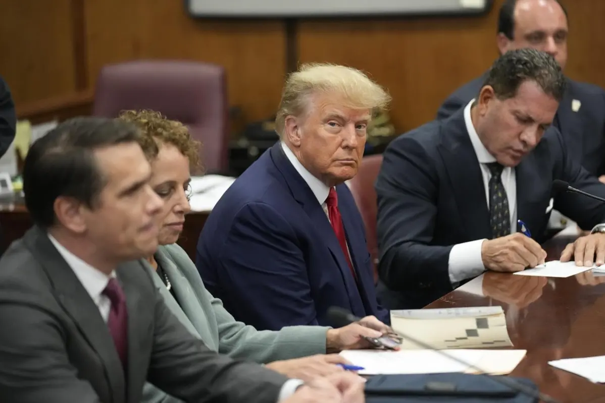 La prima foto di Trump in aula: siede al tavolo della difesa con il suo team di avvocati nel tribunale di Manhattan