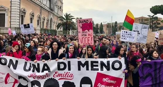 \"Non una di meno\" in piazza a Roma: una marea fucsia contro la violenza sulle donne
