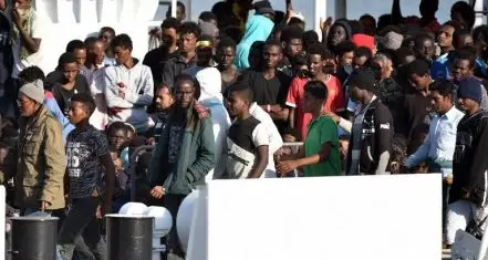 Migranti, l’Ue a Roma: «Stop minacce». Di Maio: «Vi tagliamo i fondi»
