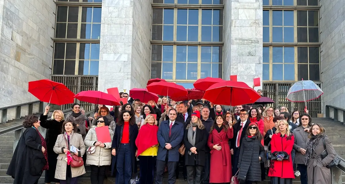 L’ombrello rosso delle toghe milanesi: l’iniziativa di Coa e Cpo contro la violenza sulle donne