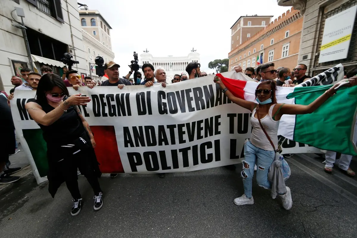 La manifestazione anti-governativa di Roma. Con pochi gilet e poche mascherine