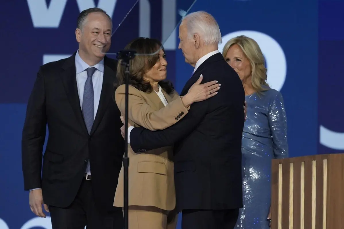 L\\'abbraccio tra Joe Biden e Kamala Harris