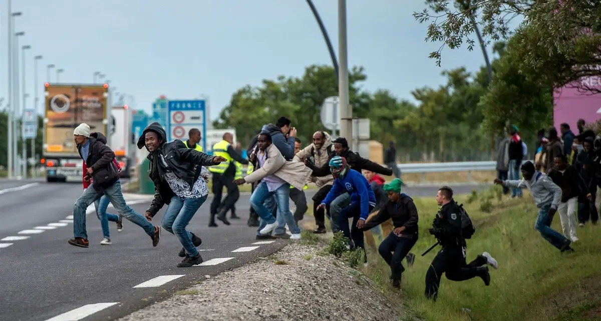 Macron gira la vite sui migranti