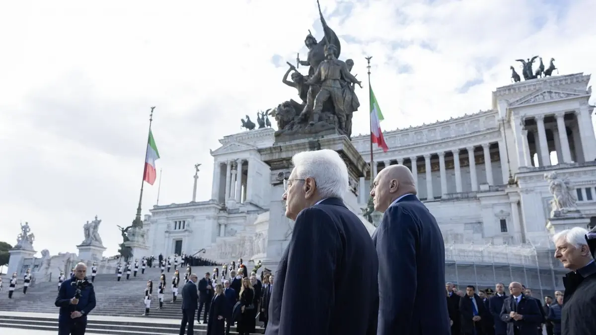 Sergio Mattarella e Guido Crosetto depongono la corona d\\'alloro sulla tomba del Milite Ignoto - FOTO