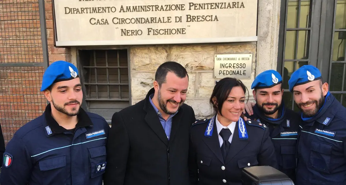 Salvini corre in Campania: \"Solidarietà alle guardie carcerarie accusate di pestaggi\"