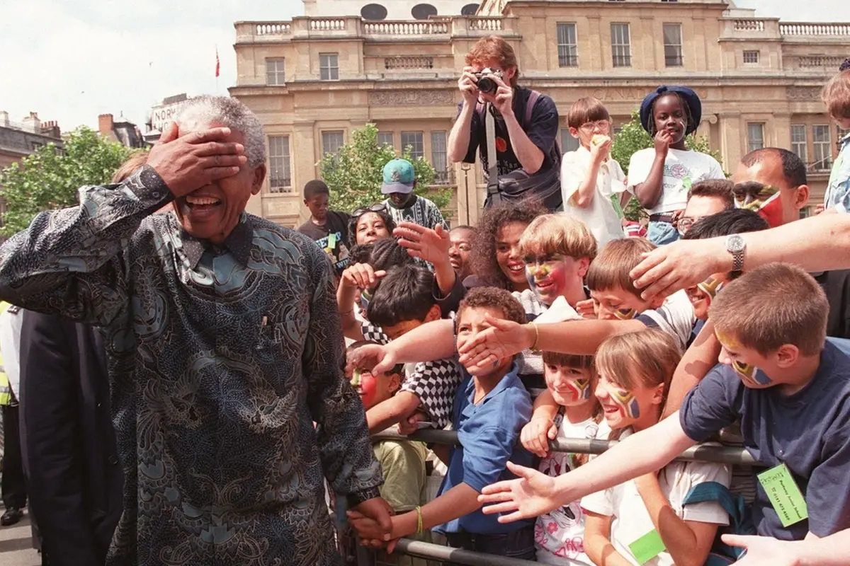 Nelson Mandela circondato da bambini